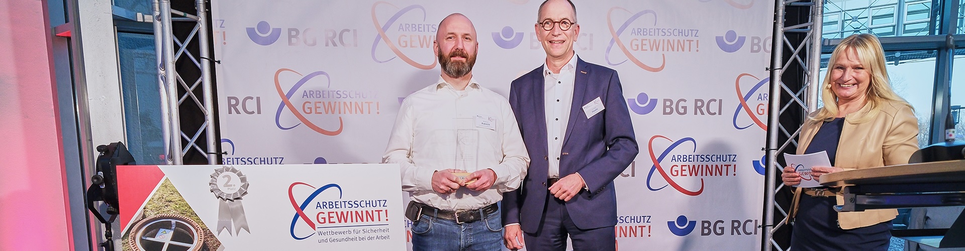 Matthias Rumrich (Johnson & Johnson Medical GmbH, 2. Platz) mit Dr. Harald Powitz, Vorsitzender Beirat Zucker, BG RCI